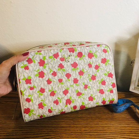 Michael kors toiletry bag. - Picture 2 of 12